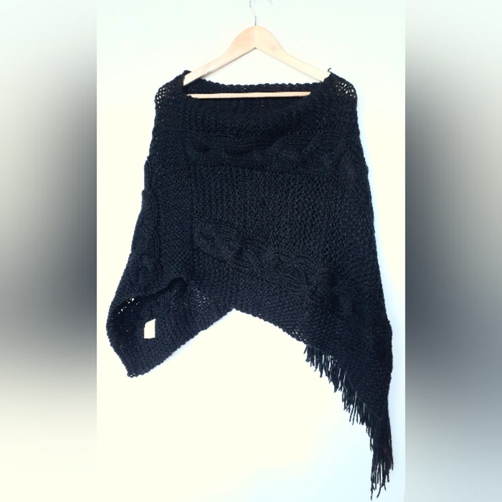 Woolly Cable-knit Poncho Shawl with fringe - Picture 3 of 11